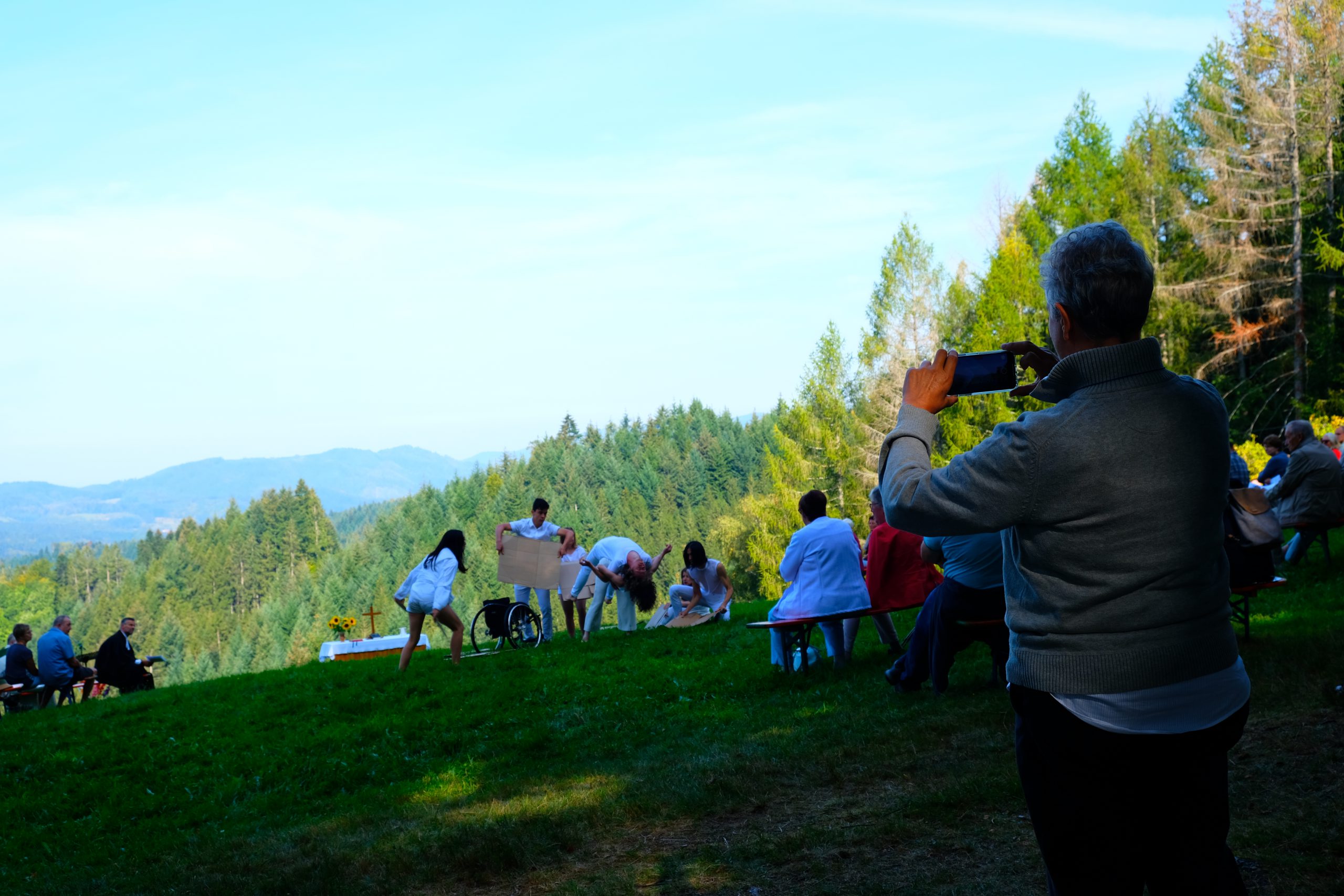 Berggottesdienst, Musik, Tanz und der Geruch von Nadelwäldern